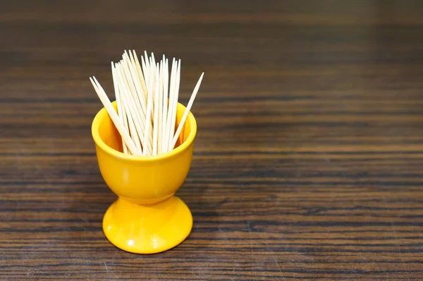 Closeup Shot Wooden Toothpicks Yellow Ceramic Container — Stock Photo, Image