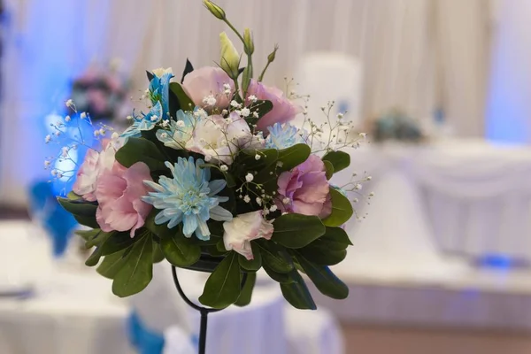 Enfoque Selectivo Ramo Novia Con Flores Azules Púrpuras —  Fotos de Stock