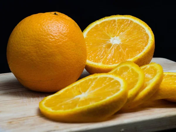 Eine Nahaufnahme Von Geschnittenen Orangen Auf Einem Schneidebrett — Stockfoto