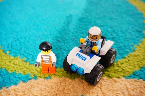 Poznan Poland Jun 2017 Lego Поліцейський Шоломом Сидячи Чотирьохколісному Скутері — стокове фото