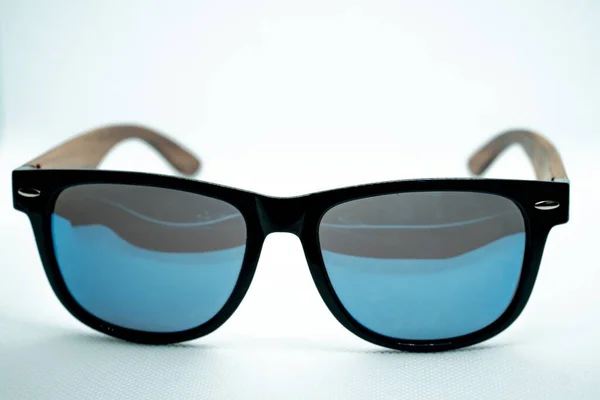 Óculos Sol Com Óculos Azuis Isolados Fundo Branco — Fotografia de Stock