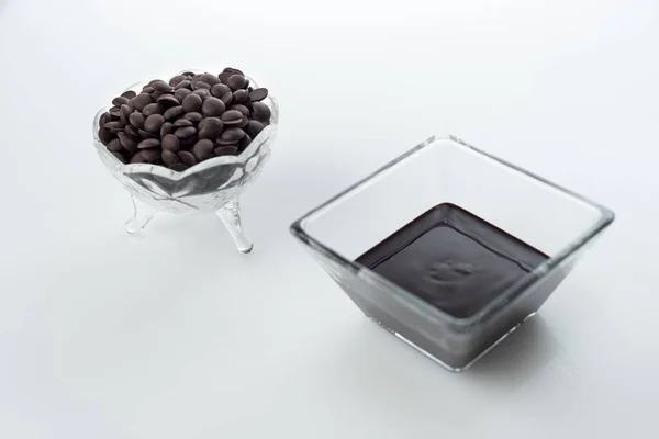 Close Chips Chocolate Chocolate Derretido Lugar Copo Isolado Fundo Branco — Fotografia de Stock