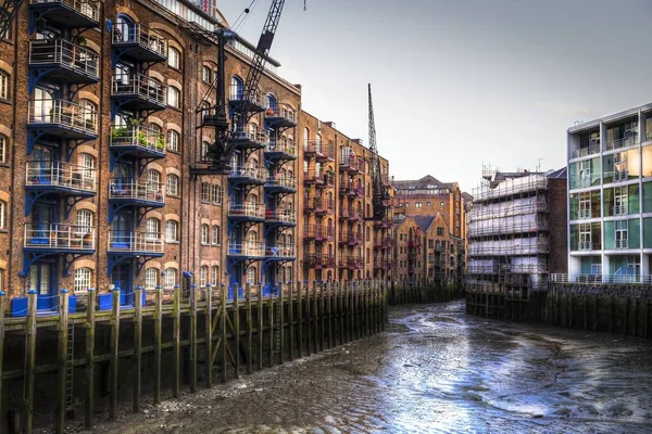 Edificios Ladrillo Cerca Del Canal Con Muelle Saviours Londres Desde —  Fotos de Stock