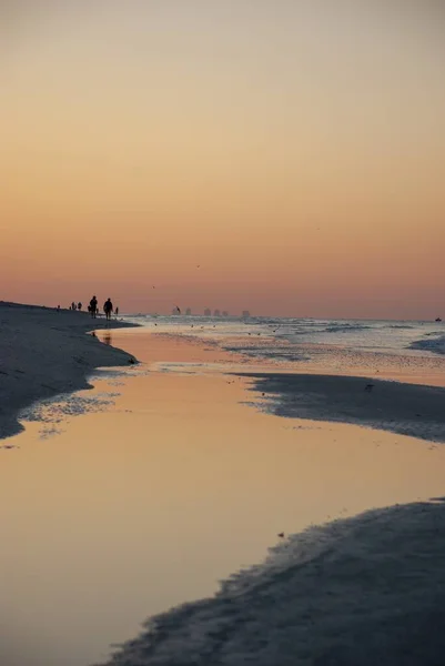 Zapierająca Dech Piersiach Sceneria Plaży Podczas Złotej Godziny Różowymi Odcieniami — Zdjęcie stockowe