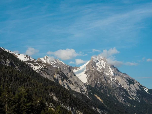 Les Alpes Majestueuses Avec Des Nuages Couvrant Les Sommets Contre — Photo