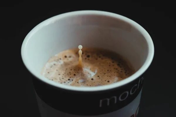 Plano Alto Ángulo Una Taza Café Con Una Pequeña Gota —  Fotos de Stock