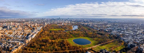 ภาพพาโนรามาของภ องท สวนสาธารณะขนาดใหญ และทะเลสาบเล ตรงกลาง — ภาพถ่ายสต็อก