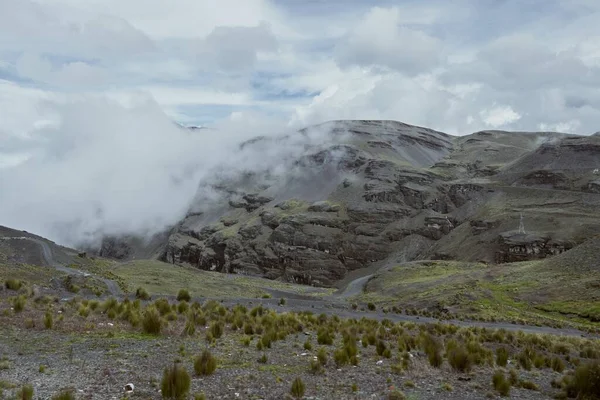 Tiro Panorâmico Uma Colina Parcialmente Coberta Nuvens — Fotografia de Stock