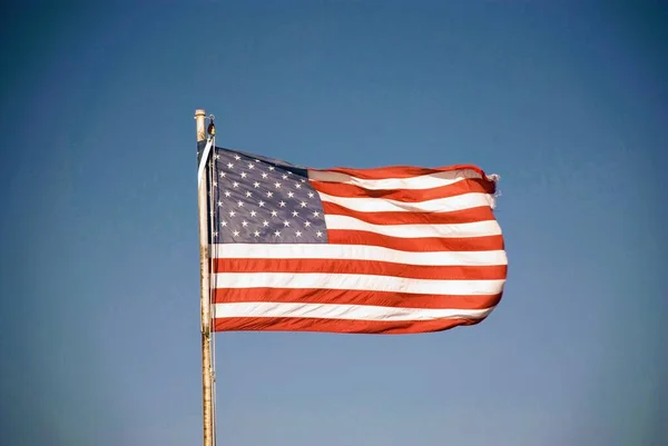Close Bandeira Americana Flutuando Céu — Fotografia de Stock