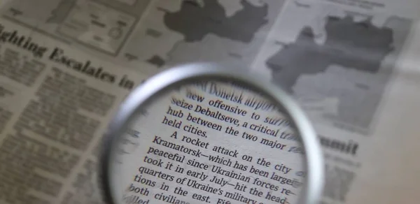 Une Loupe Utilisée Pour Trouver Des Informations Dans Journal — Photo