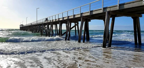 Tiro Ángulo Bajo Del Muelle Por Playa Capturado Día Soleado —  Fotos de Stock