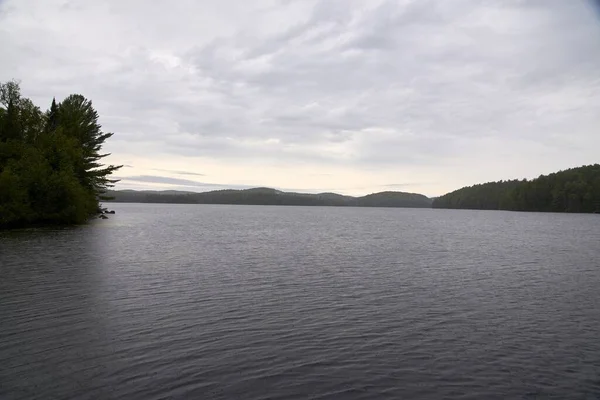 Une Belle Vue Lac Entouré Arbres Verts Canada — Photo