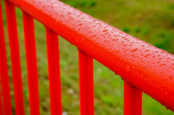 Primer Plano Una Valla Metálica Roja Con Barras Verticales Junto —  Fotos de Stock