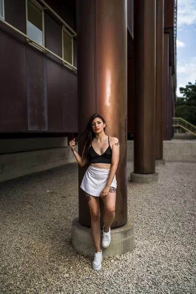 Vertical Shot Young Caucasian Female Posing While Leaning Column Building — Stock Photo, Image