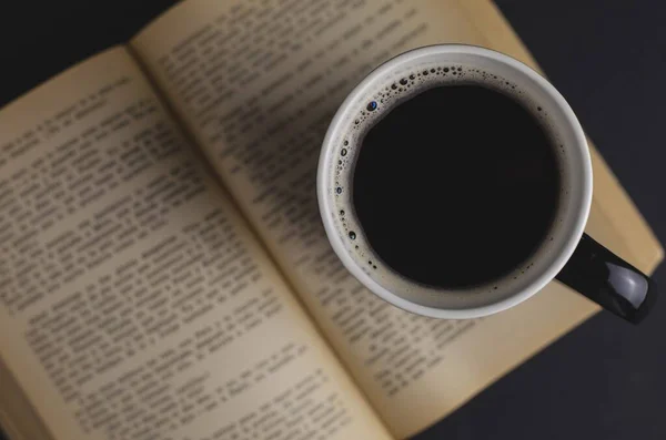 Высокоугольный Снимок Чашки Кофе Открытой Книги Столе — стоковое фото