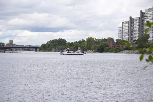 Barco Turístico Que Navega Lago Bajo Cielo Nublado Canadá — Foto de Stock