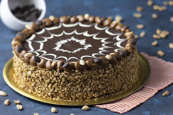 Крупный План Шоколадного Торта Арахисом — стоковое фото