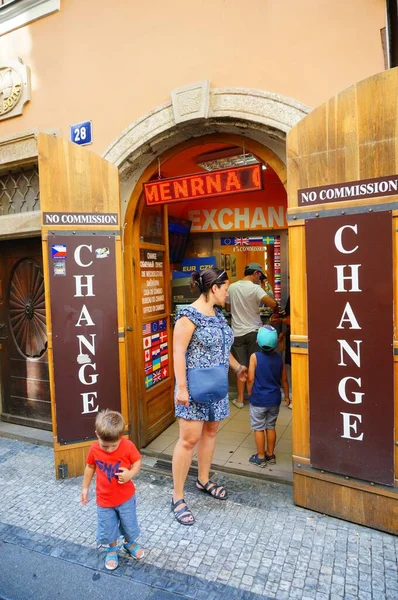 Prag Tschechische Republik Juli 2019 Frau Und Kind Stehen Vor — Stockfoto