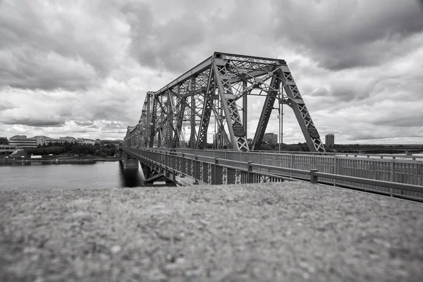 Una Toma Escala Grises Del Puente Interprovincial Royal Alexandra Sobre — Foto de Stock