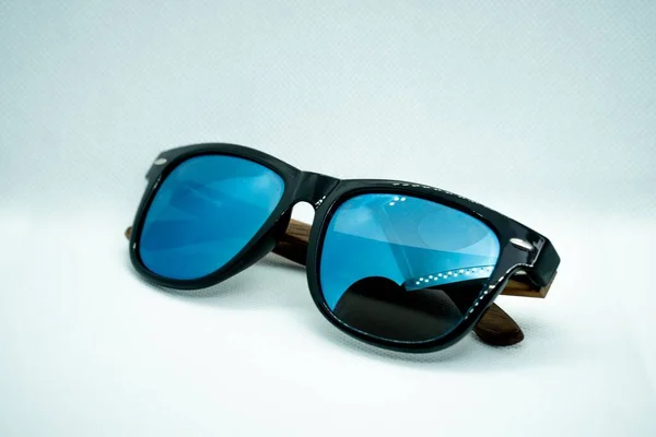 Les Lunettes Soleil Avec Des Lunettes Bleues Isolées Sur Fond — Photo