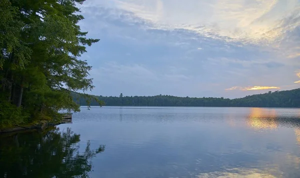 Jezero Kanadě Obklopeno Stromy Lesa Při Západu Slunce — Stock fotografie