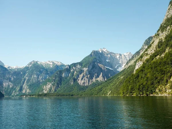 Sereno Lago Alpino Rodeado Majestuosas Montañas Bajo Cielo Azul —  Fotos de Stock
