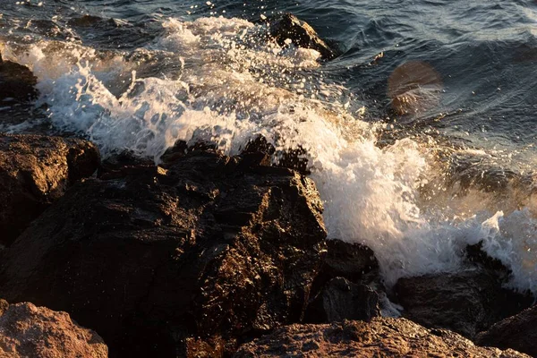 Ondas Mar Salpicando Sobre Formações Rochosas — Fotografia de Stock