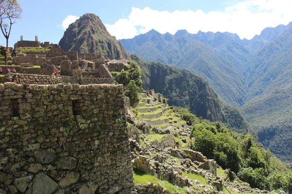 Una Vista Lugar Histórico Machu Picchu Ubicado Las Montañas Los —  Fotos de Stock