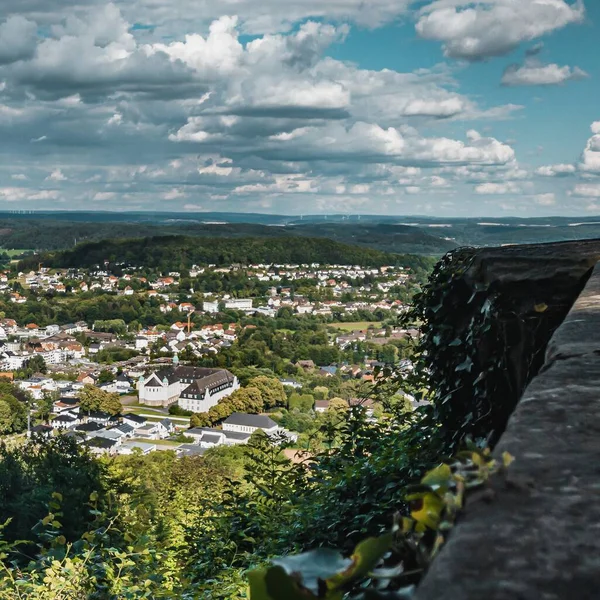 Bad Driburg ドイツ 2020年7月11日 晴れた日に素敵な雲を持つBad Driburg ドイツ の街のパノラマビュー — ストック写真