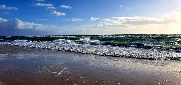 Falista Plaża Uchwycona Ciągu Dnia Chmurami Niebie — Zdjęcie stockowe