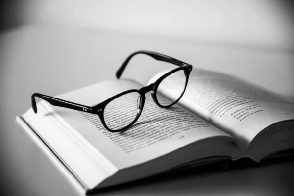 Miękkie Skupienie Okularów Książce Białym Tle — Zdjęcie stockowe