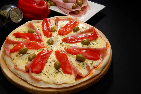 Primer Plano Una Pizza Con Pimientos Rojos Queso Jamón Aceitunas — Foto de Stock