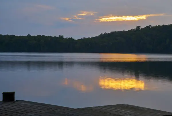 Гарний Знімок Озера Оточеного Зеленими Деревами Під Час Заходу Сонця — стокове фото