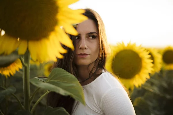 Płytkie Ujęcie Pięknej Europejskiej Kobiety Polu Słonecznika Wschodzie Słońca — Zdjęcie stockowe