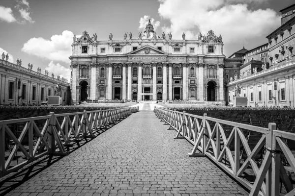 Graustufenaufnahme Des Petersplatzes Der Vatikanstadt Einem Bewölkten Tag — Stockfoto