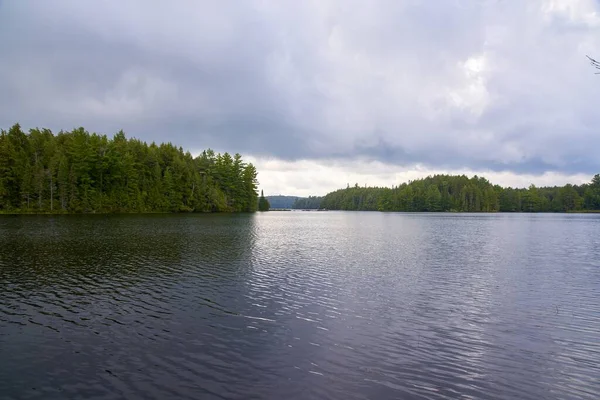 Lago Canadá Cercado Pelas Árvores Floresta — Fotografia de Stock