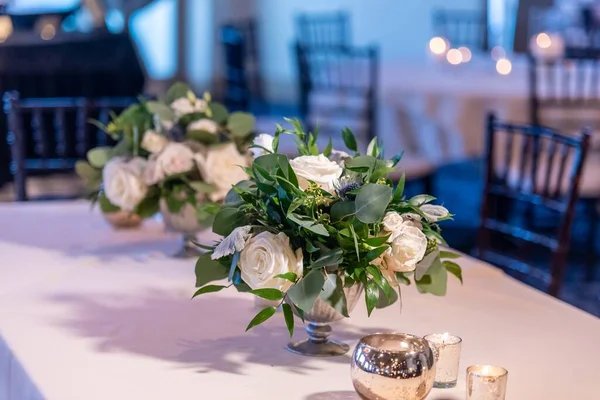 Closeup Bouquets Vases Table Lights Restaurant — Stock Photo, Image
