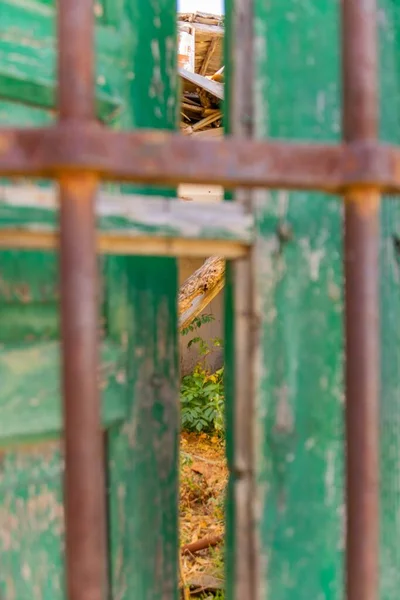 昼間に撮影された古い建物の遺跡の垂直ショット — ストック写真