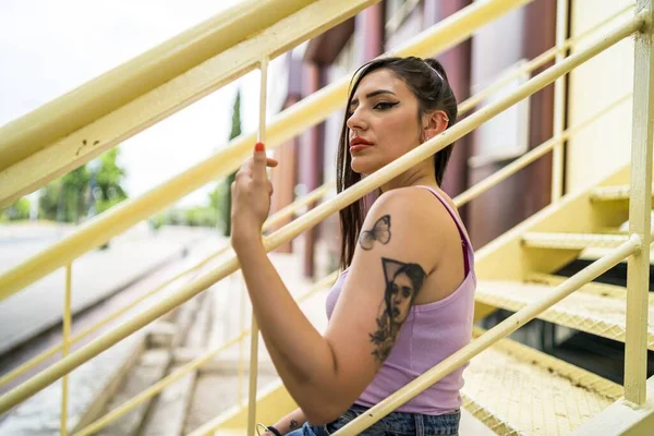 Una Joven Rebelde Mujer Caucásica Con Tatuajes Falda Vaquera Posando —  Fotos de Stock