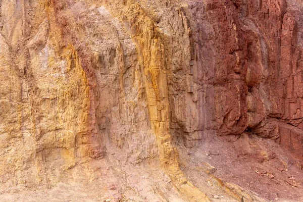 黄红色遮荫的岩层表面 — 图库照片