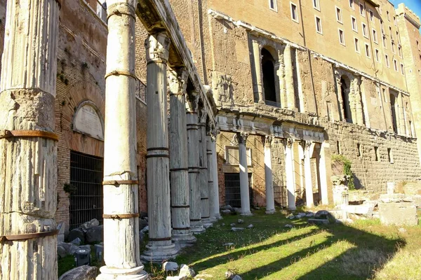 Güneşli Bir Günde Talya Roma Daki Tarihi Bir Tapınağın Kalıntıları — Stok fotoğraf