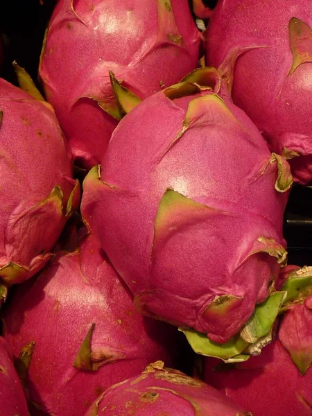 Pionowe Ujęcie Makro Kilku Pitahaya Zaopatrzonych Razem Idealne Tło — Zdjęcie stockowe