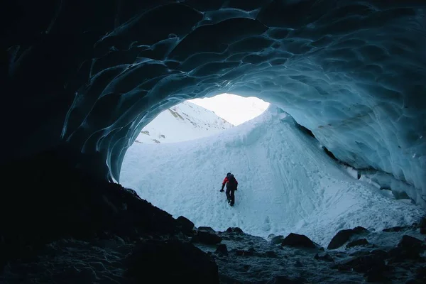 Μια Σιλουέτα Ενός Περιπετειώδους Νεαρού Περπατά Μια Σπηλιά Χειμώνα — Φωτογραφία Αρχείου