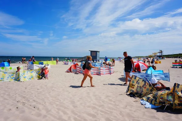 Sarbinowo Poland Haziran 2017 Sıcak Bir Günde Sahilin Kenarında Dinlenen — Stok fotoğraf