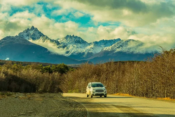 Красивый Пейзаж Серый Автомобиль Проезжающий Через Сельскую Местность Горами Облачный — стоковое фото