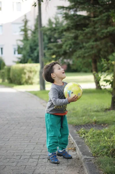 Poznan ポーランド 2017年7月13日 3歳の子供が街の路上でボールで遊ぶ — ストック写真