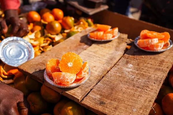 Närbild Skurna Apelsiner Tallrikar Marknad New Delhi Indien — Stockfoto
