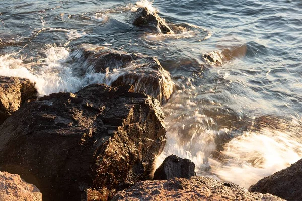 Havets Vågor Plaskar Klippformationerna — Stockfoto
