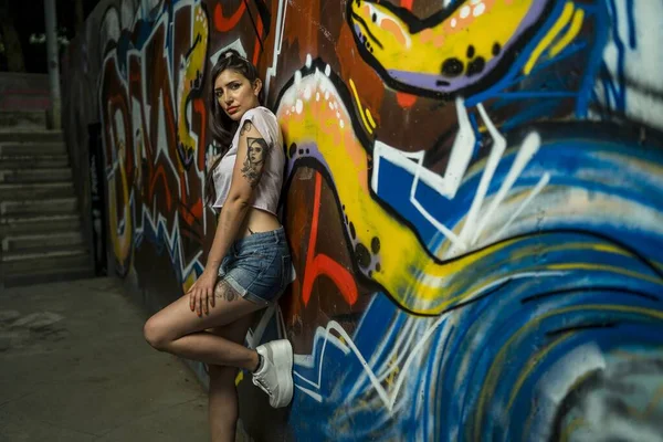 Eine Junge Kaukasische Tätowierte Frau Posiert Einer Wand Mit Bunten — Stockfoto