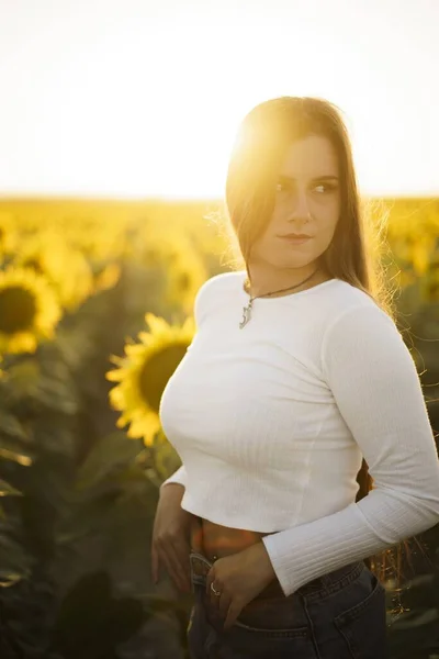 Een Verticaal Ondiep Focus Shot Van Mooie Europese Vrouw Een — Stockfoto